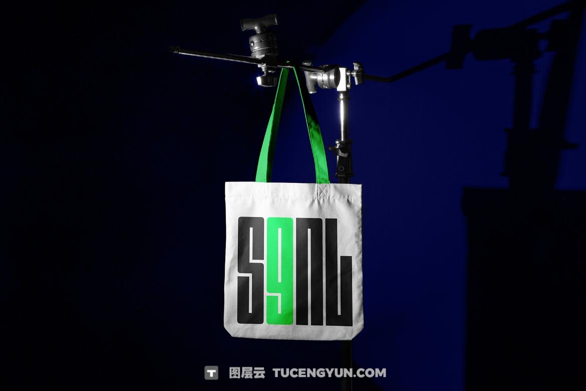 31个暗色质感企业VI文创品牌T恤手机电脑手提袋帆布袋名片海报设计展示PSD套装 SGNL Branding Mockups（13362）